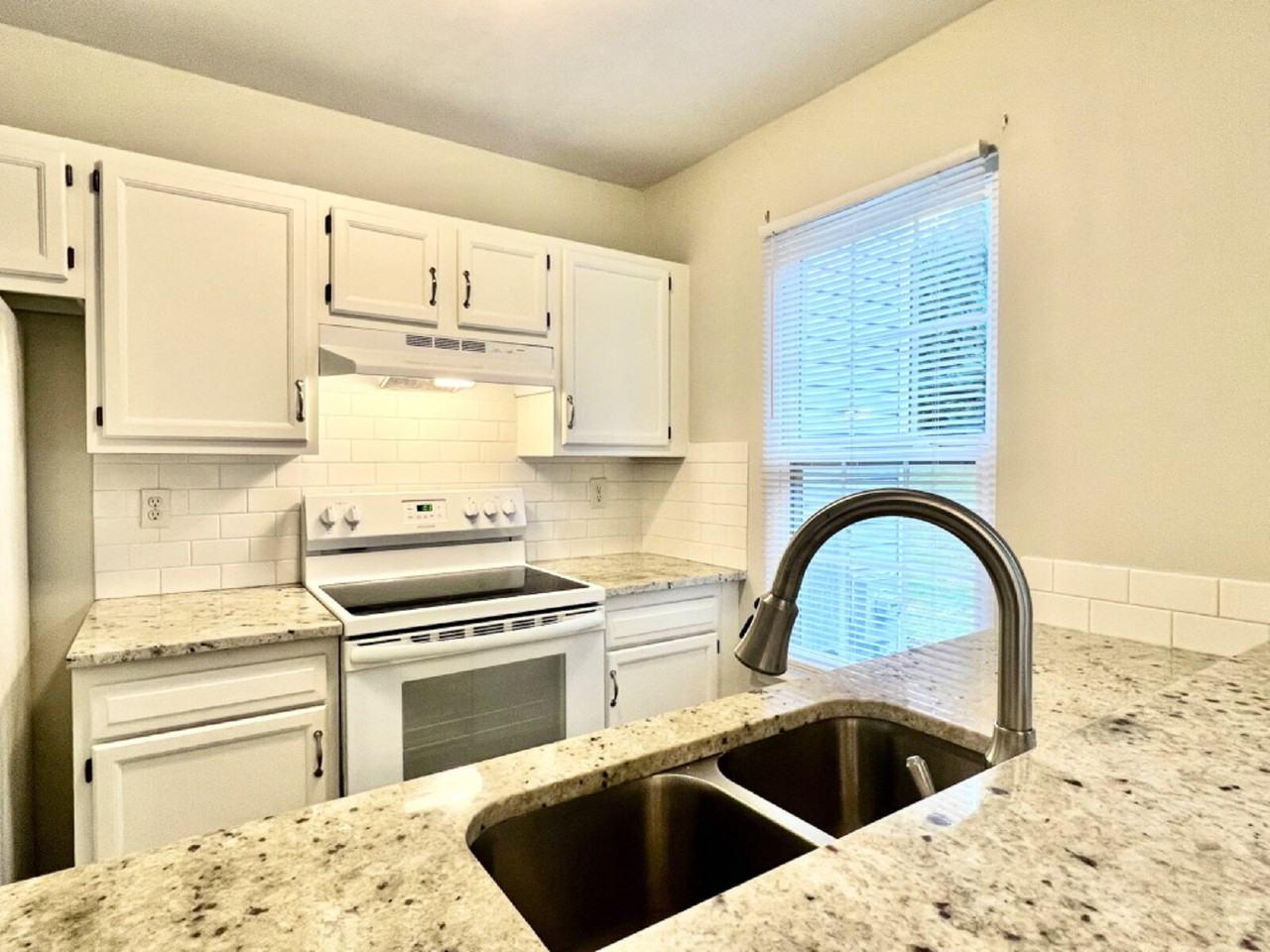 8253 Circle Tree Ln - Photo 4 of 22