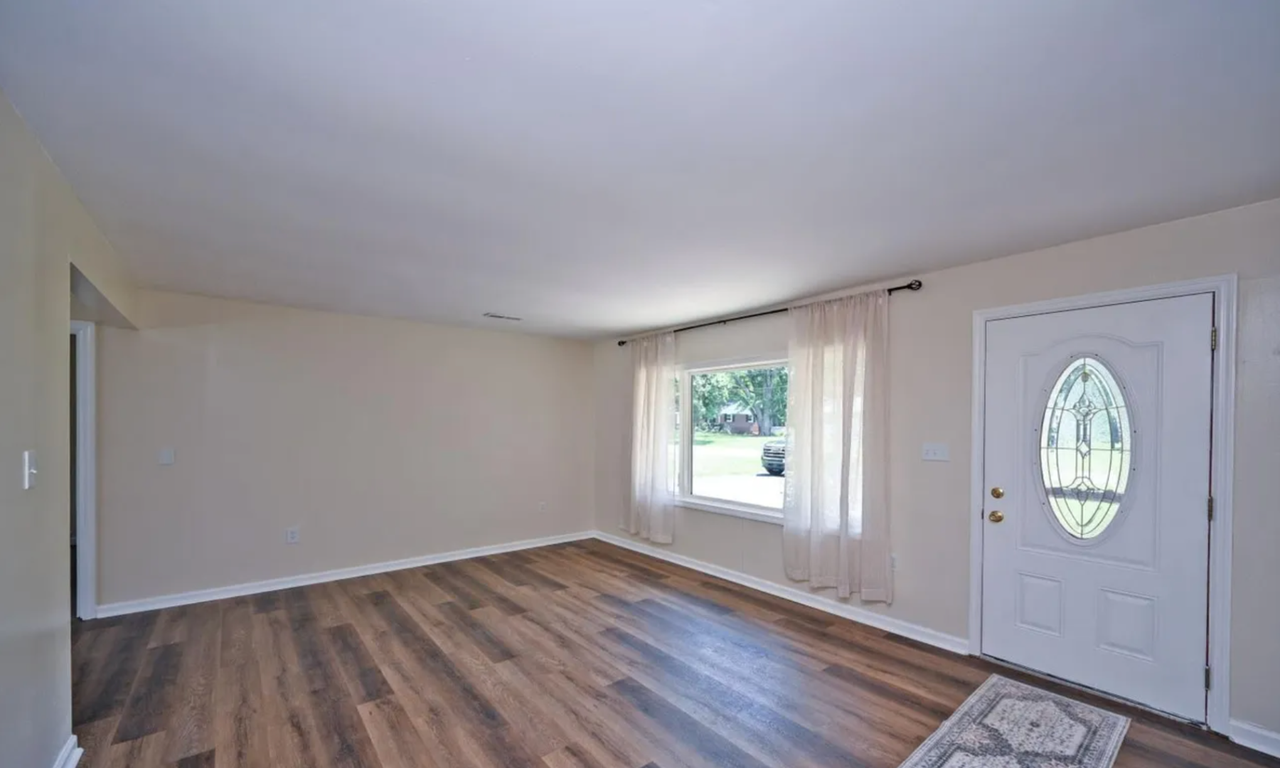 1102 Heatherstone Way - Photo 3 of 16