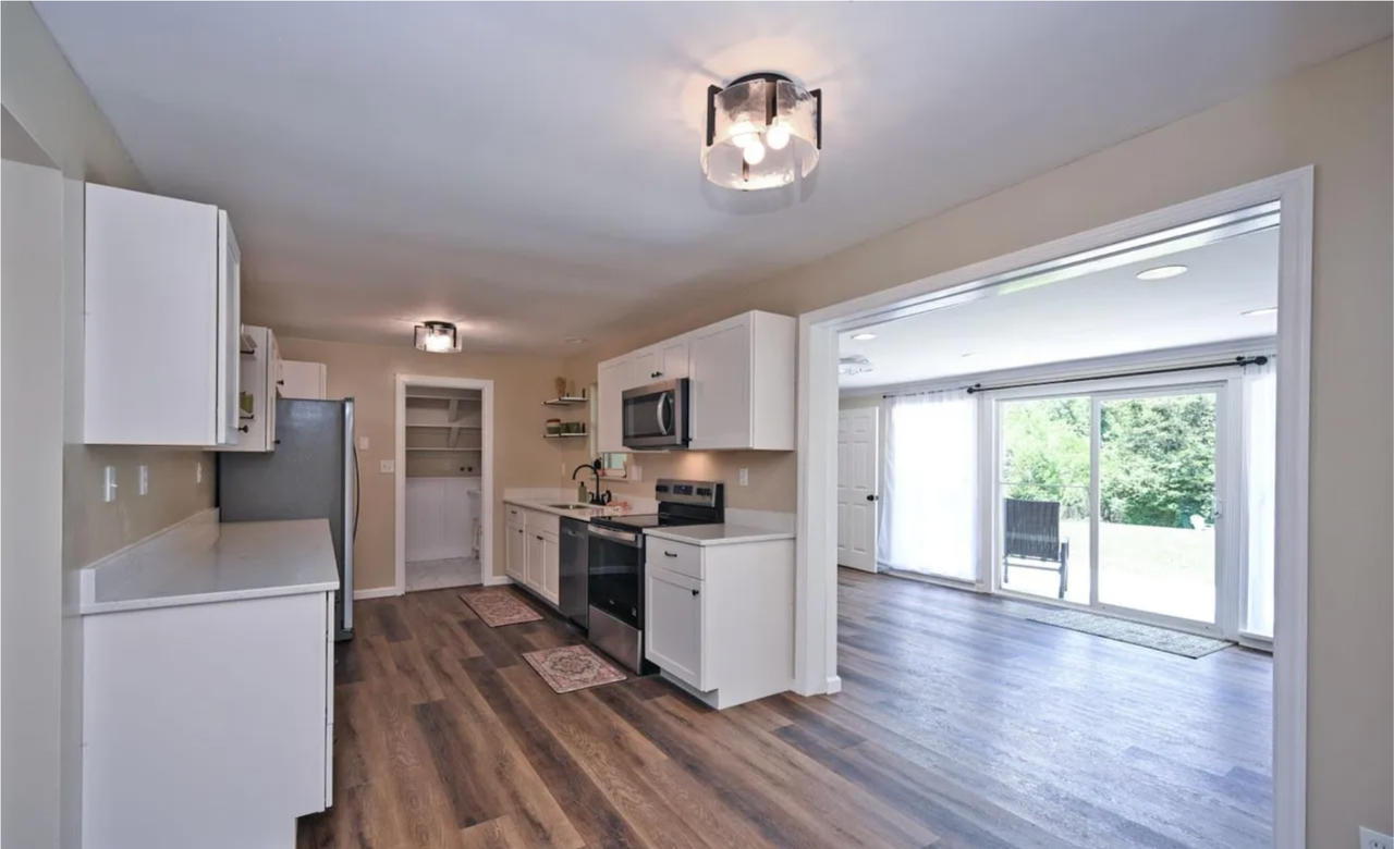1102 Heatherstone Way - Photo 7 of 16