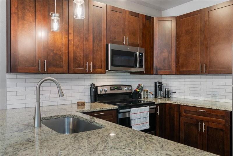5800 Clubhouse Dr - Photo 3 of 34