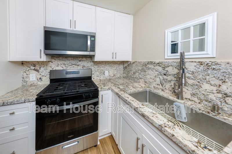 19139 Avenue Of The Oaks #D - Photo 3 of 17