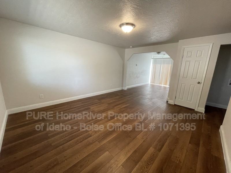 102 N Homedale Ave - Photo 2 of 14