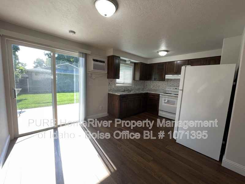 102 N Homedale Ave - Photo 3 of 14