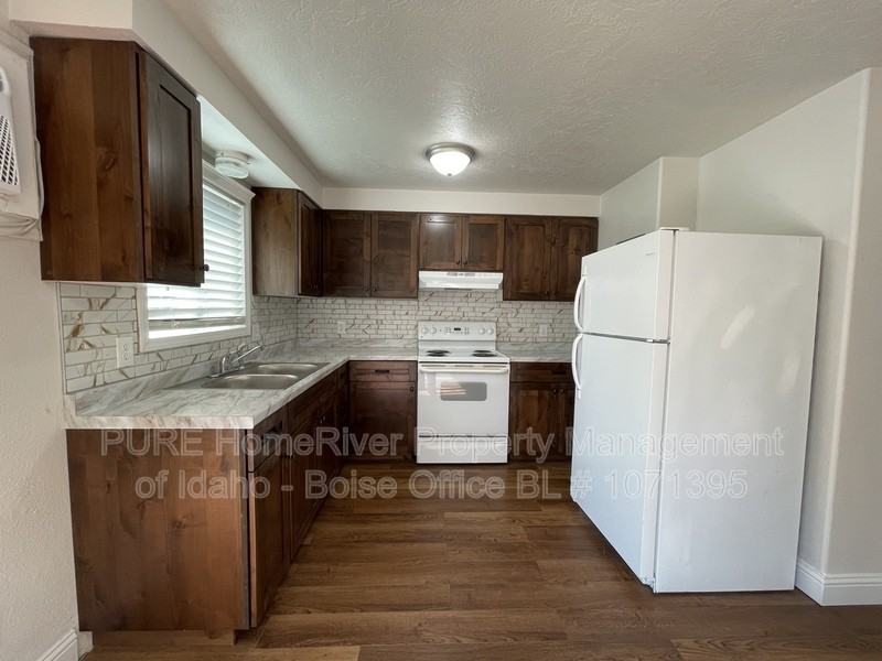 102 N Homedale Ave - Photo 4 of 14