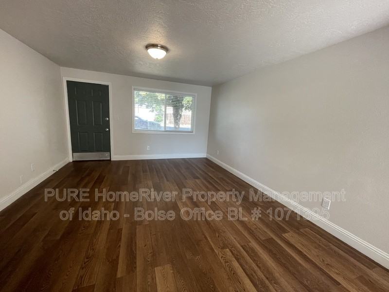 102 N Homedale Ave - Photo 5 of 14