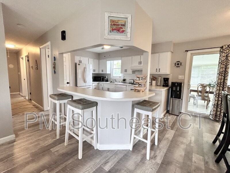 223 Seneca Dr - Photo 3 of 29