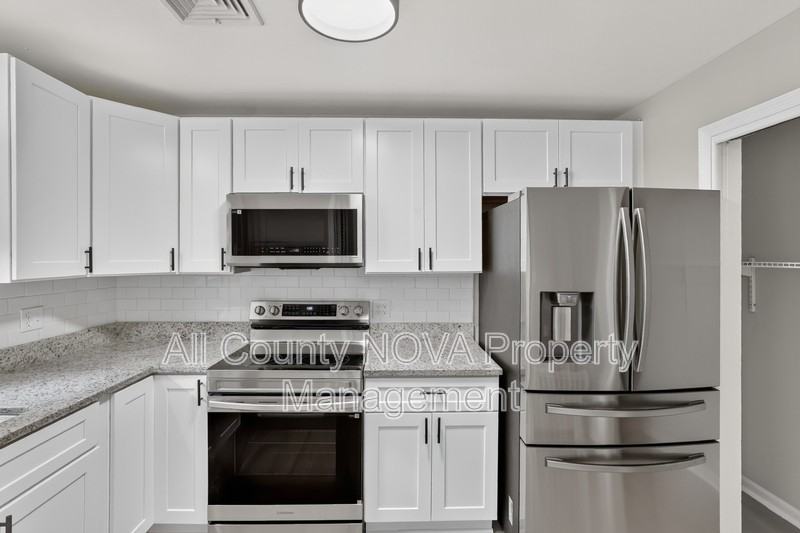 6104 Saint John Dr - Photo 7 of 35