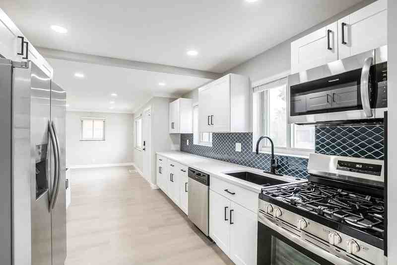 2862 Poplar St - Photo 2 of 39