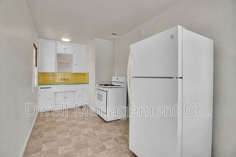 4833 Cypress St - Photo 4 of 18