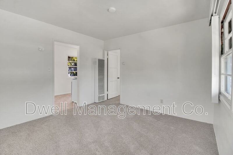 4833 Cypress St - Photo 6 of 18