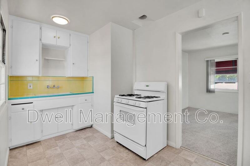 4833 Cypress St - Photo 7 of 18