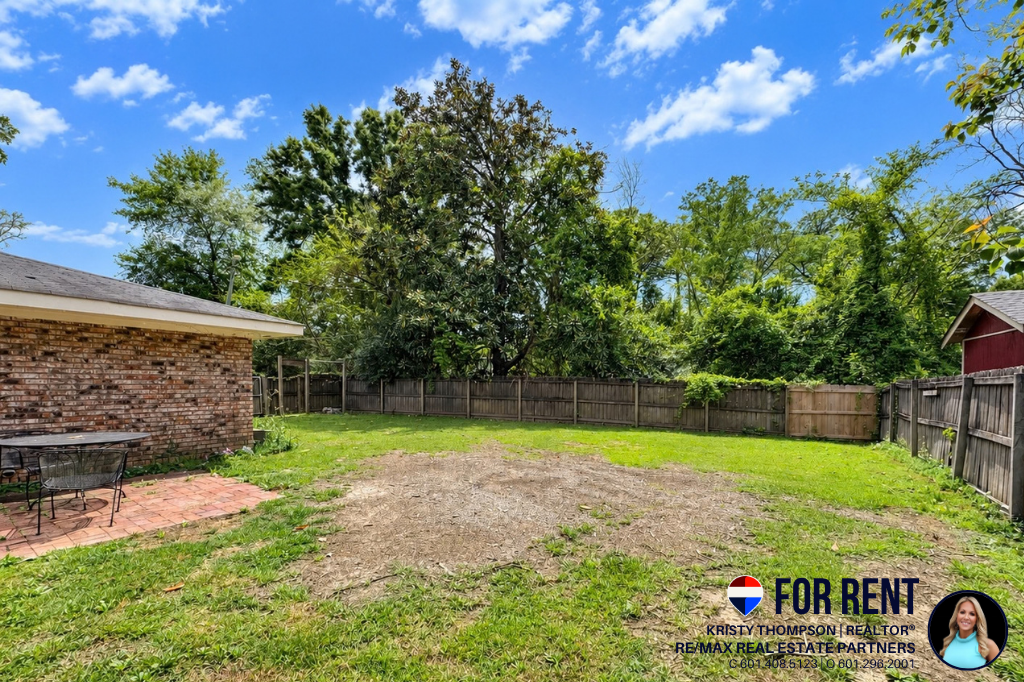 300 Venetian Way - Photo 4 of 22