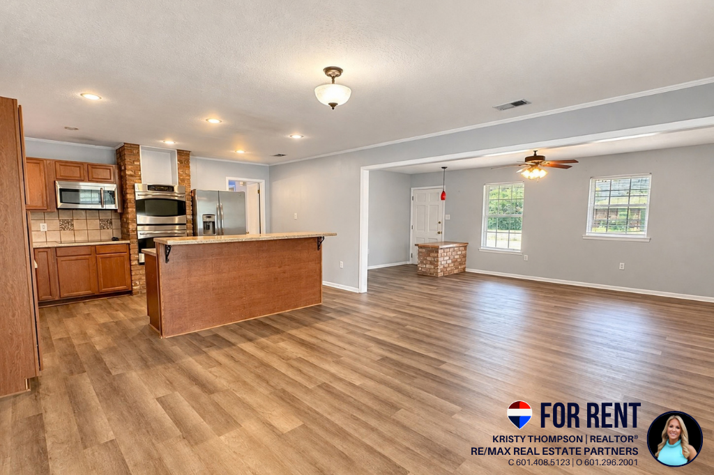 300 Venetian Way - Photo 5 of 22