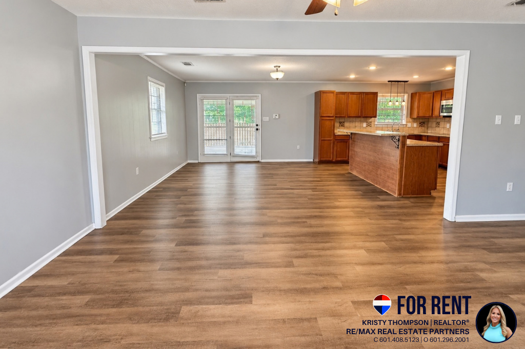 300 Venetian Way - Photo 7 of 22