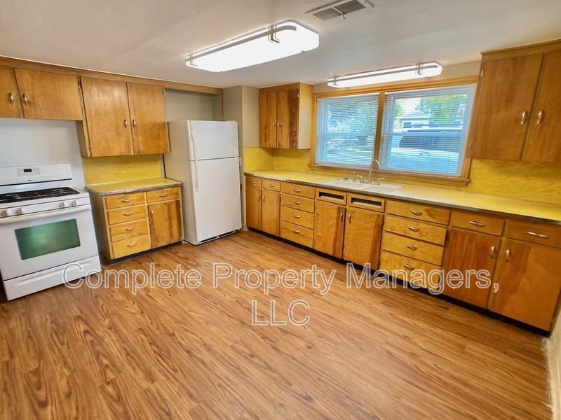 221 E Main St - Photo 3 of 11