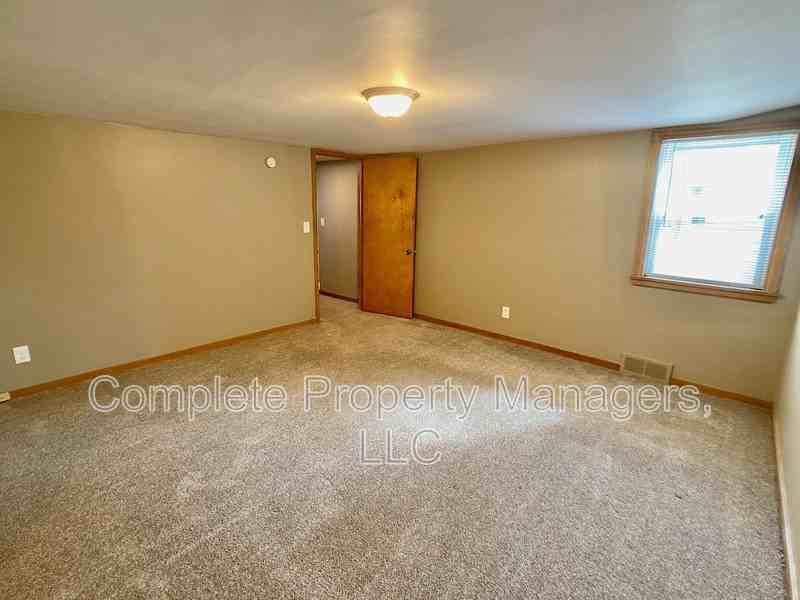 221 E Main St - Photo 7 of 11