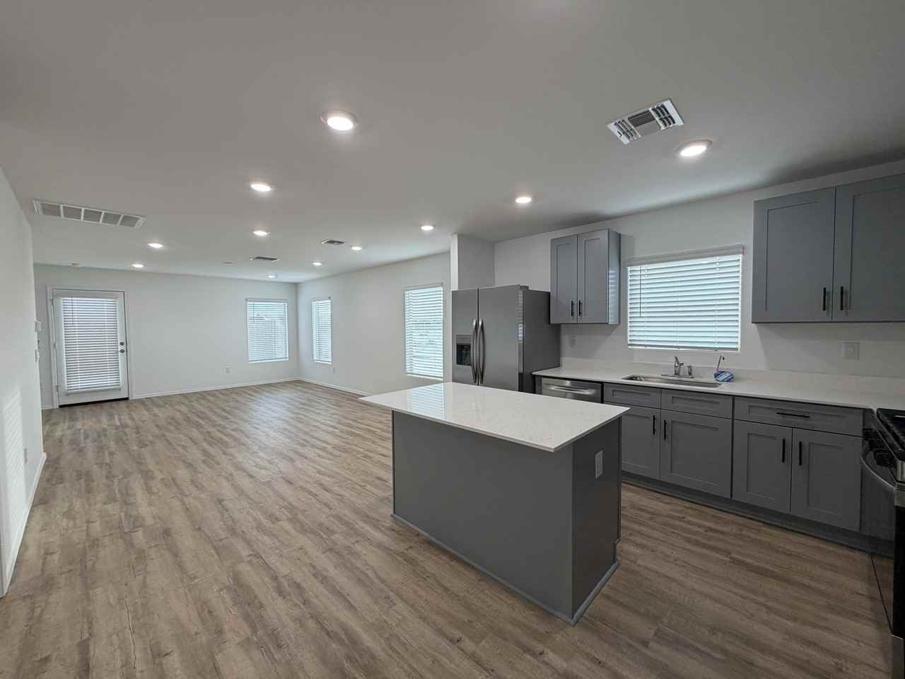 10443 W Guildford Ln - Photo 5 of 15