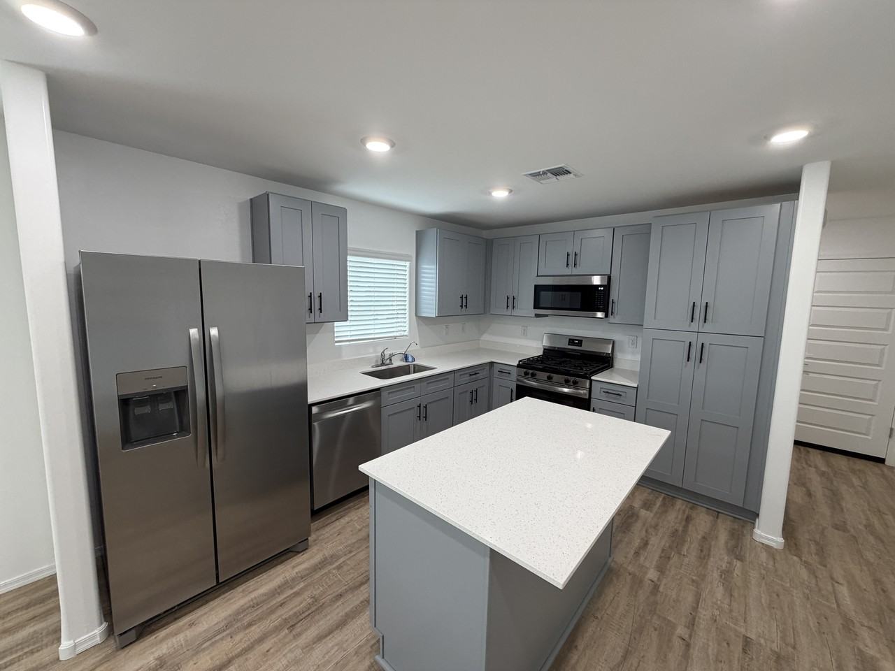 10443 W Guildford Ln - Photo 6 of 15