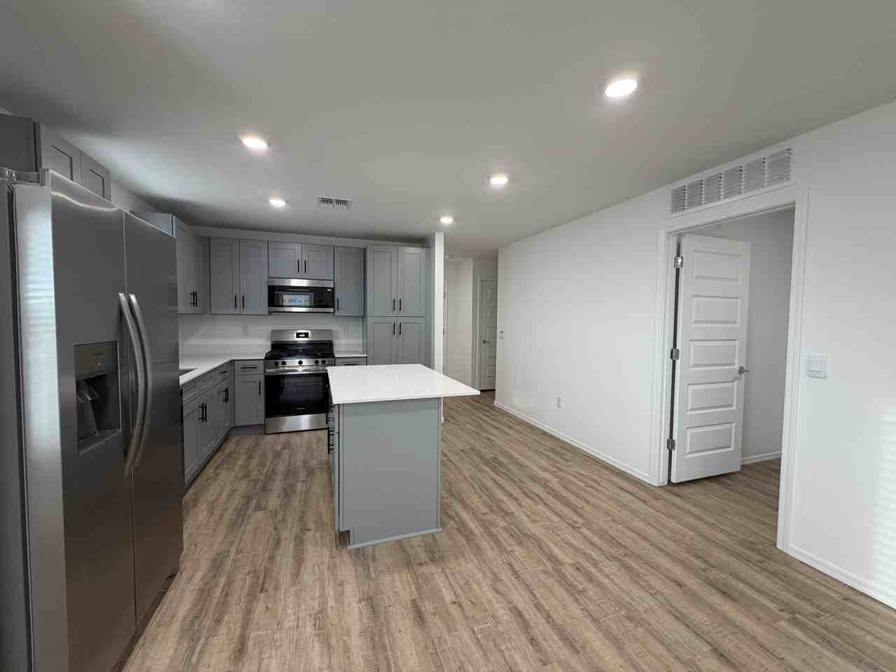 10443 W Guildford Ln - Photo 7 of 15