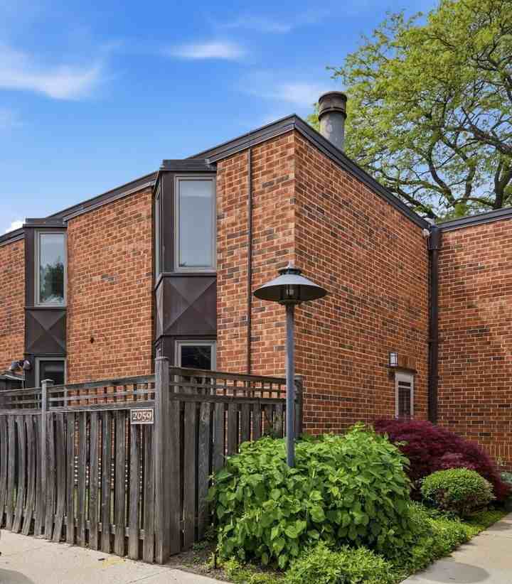 2059 N Larrabee St - Photo 2 of 16