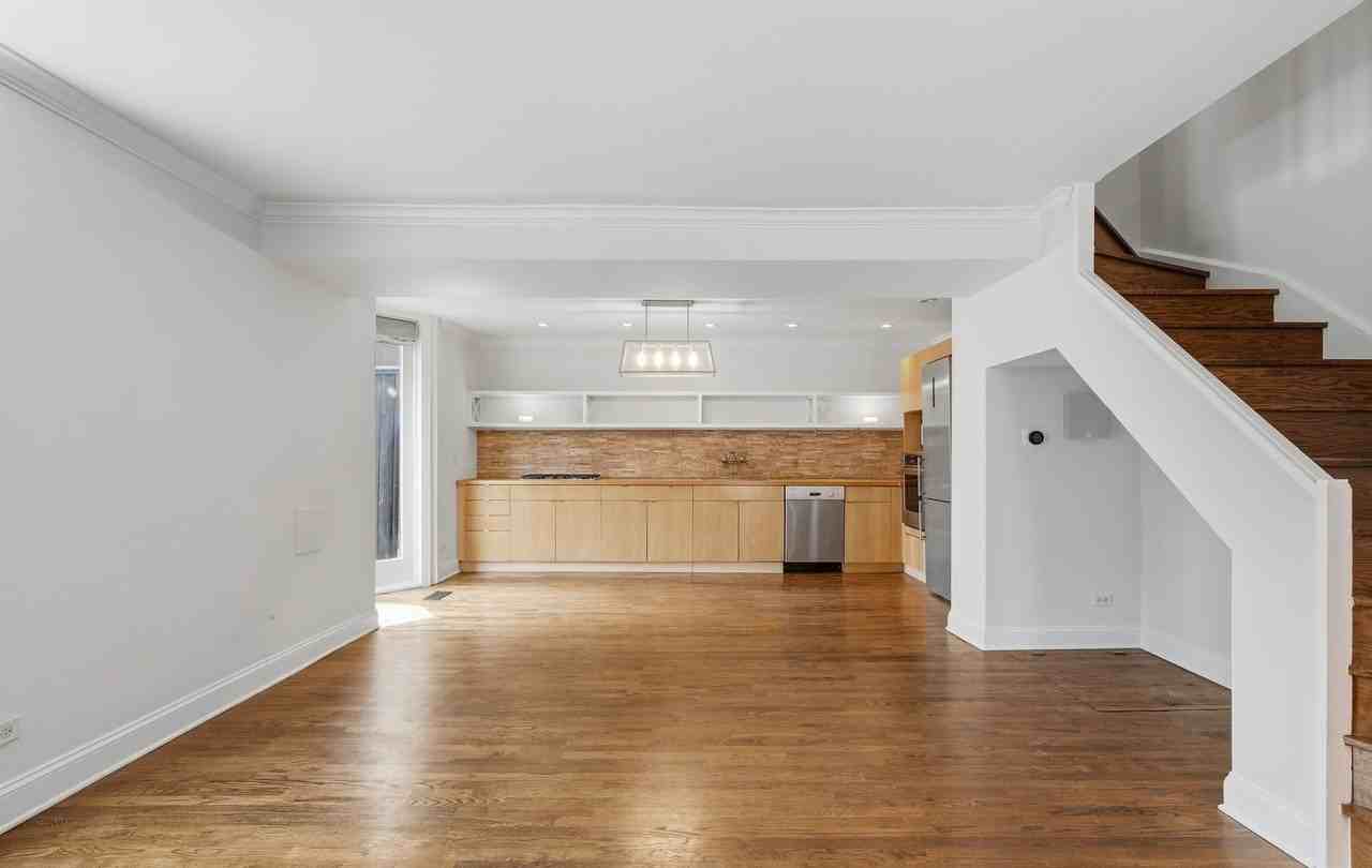 2059 N Larrabee St - Photo 4 of 16