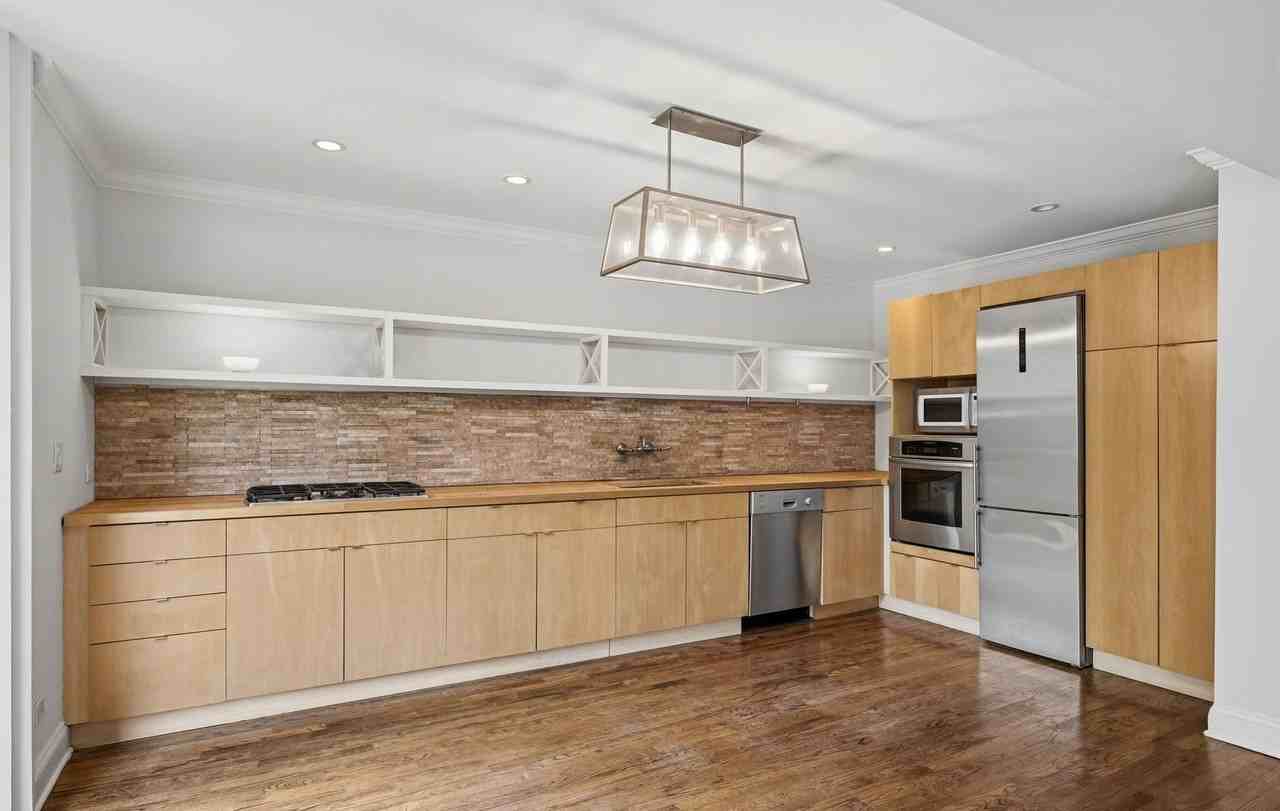 2059 N Larrabee St - Photo 6 of 16