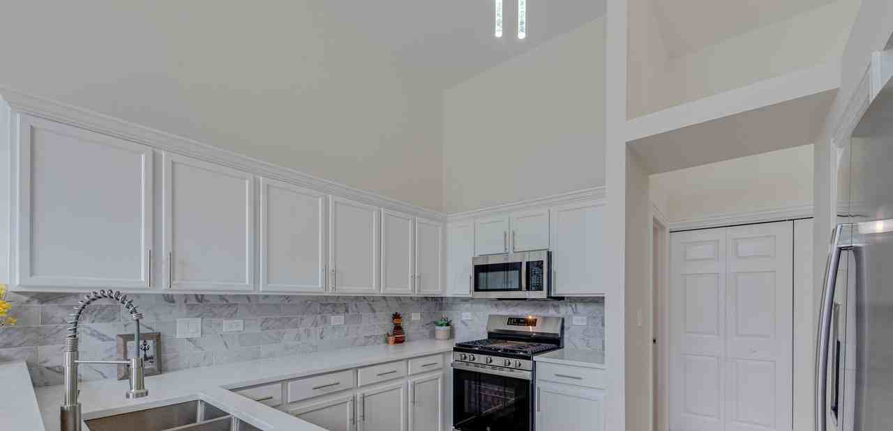 386 Gladstone Ln - Photo 2 of 22