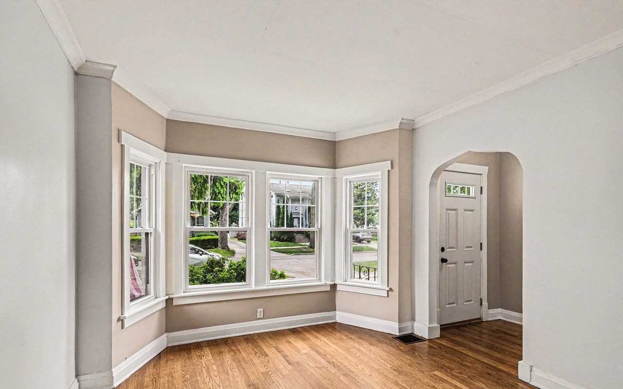 1094 Walter Ave - Photo 3 of 17
