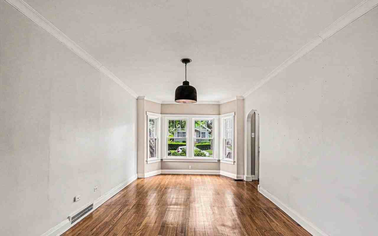 1094 Walter Ave - Photo 4 of 17