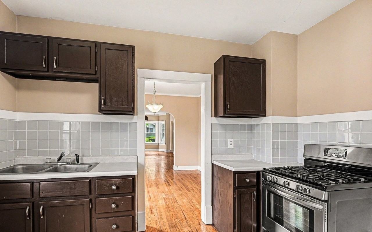 1094 Walter Ave - Photo 7 of 17