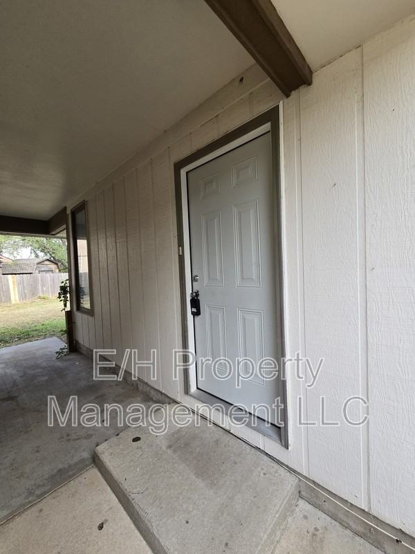 1527 N Smith Cir - Photo 2 of 32