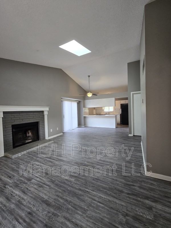 1527 N Smith Cir - Photo 3 of 32