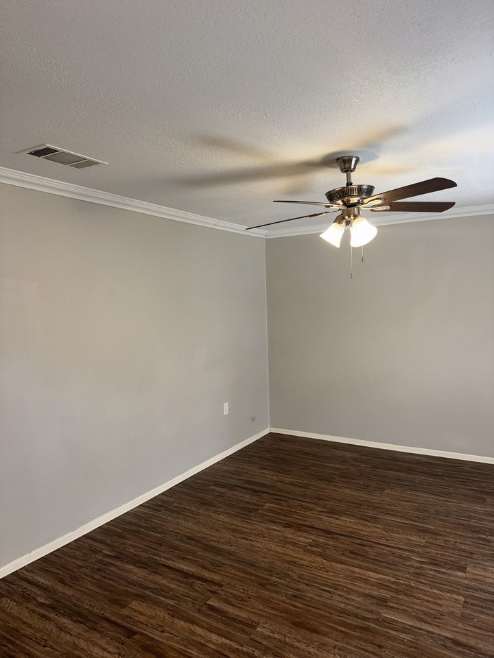 5635 Fountainwood Dr - Photo 2 of 20