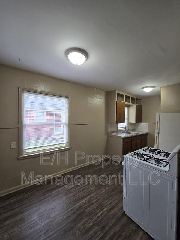 1956 S Hiram St - Photo 5 of 11