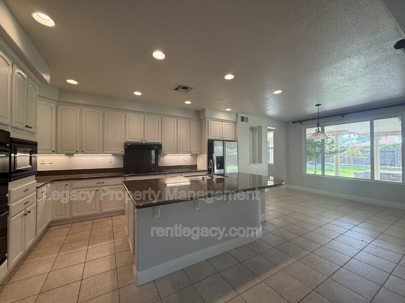 8843 Latigo Ct - Photo 6 of 39