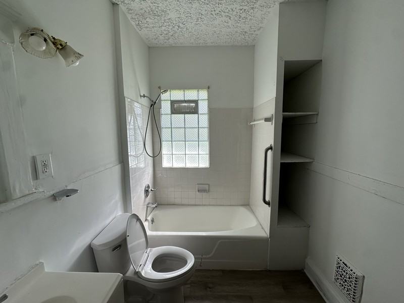 1071 Lakeview Rd - Photo 5 of 10