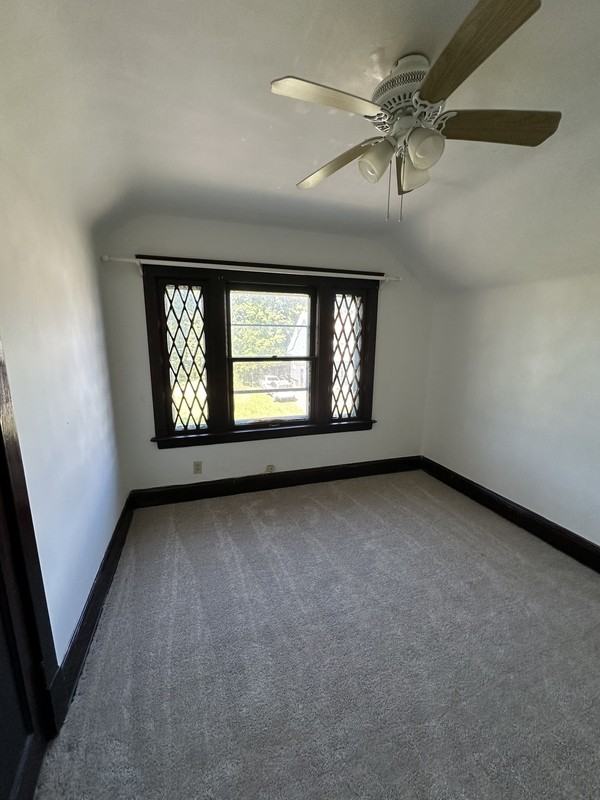 1071 Lakeview Rd - Photo 6 of 10