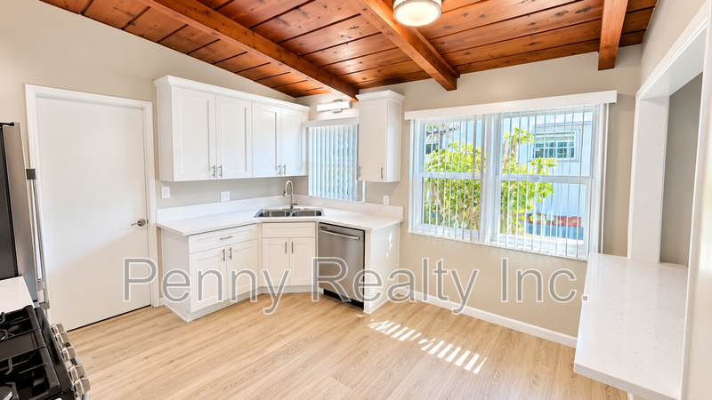 4064 Ingraham St - Photo 4 of 13