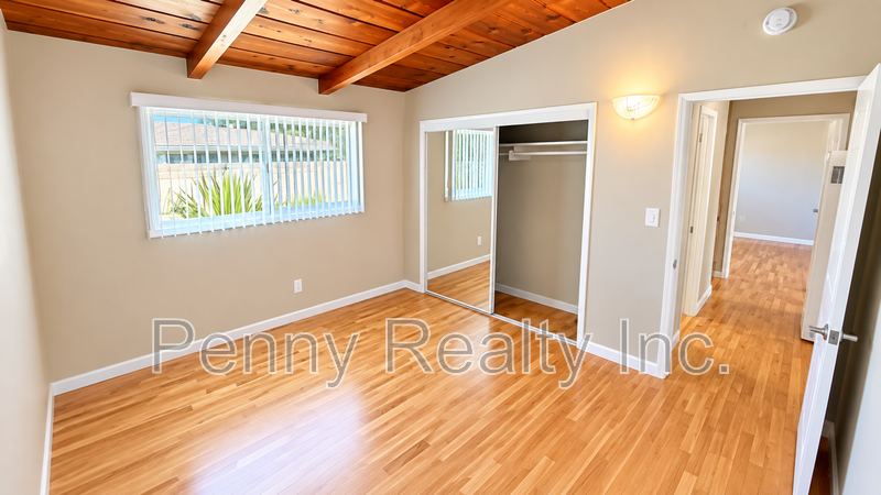 4064 Ingraham St - Photo 7 of 13