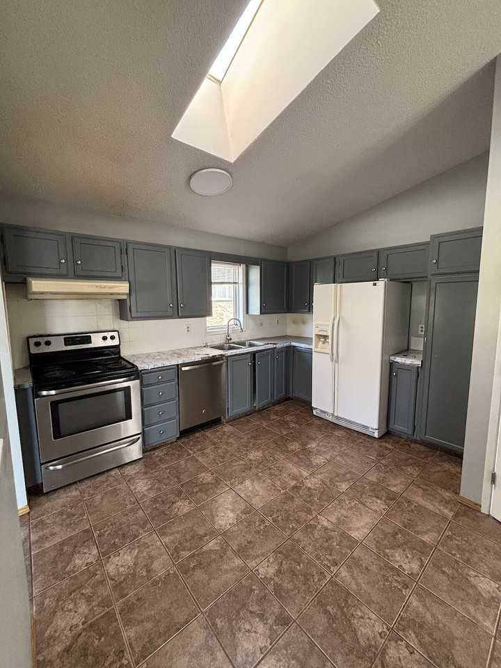 1664 47 St Sw - Photo 5 of 11