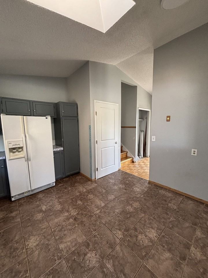 1664 47 St Sw - Photo 6 of 11