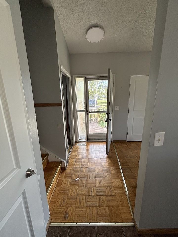 1664 47 St Sw - Photo 7 of 11