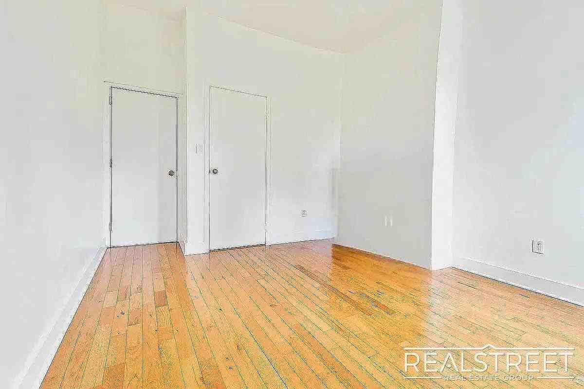 369 Menahan St #2R - Photo 5 of 7