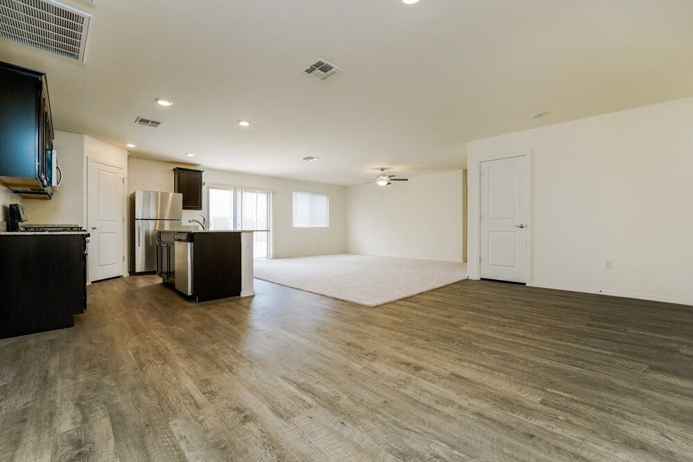 7535 W Jeffrey Rd - Photo 4 of 16