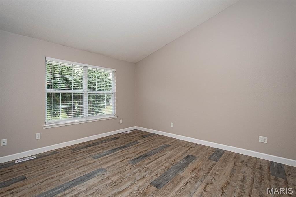 1031 Thames Dr - Photo 4 of 26