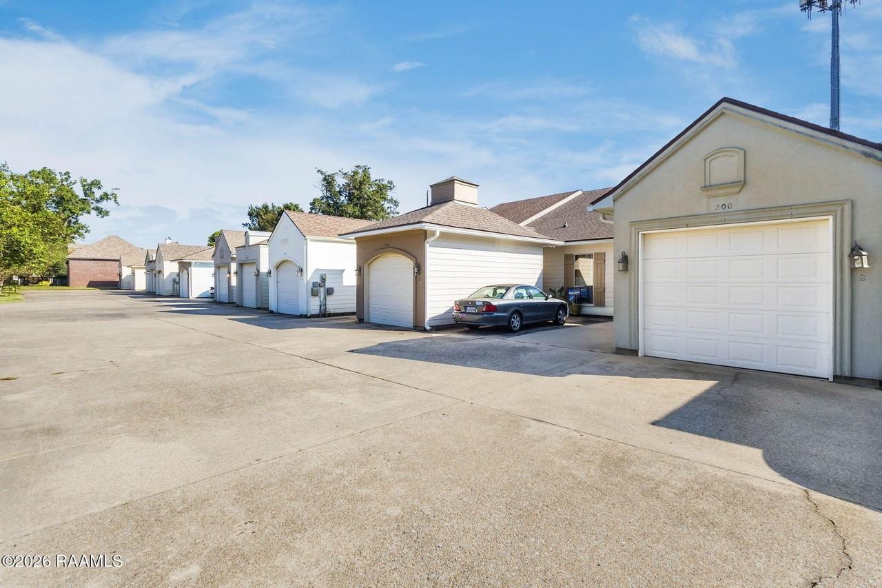 200 W Brentwood Blvd #2 - Photo 3 of 16