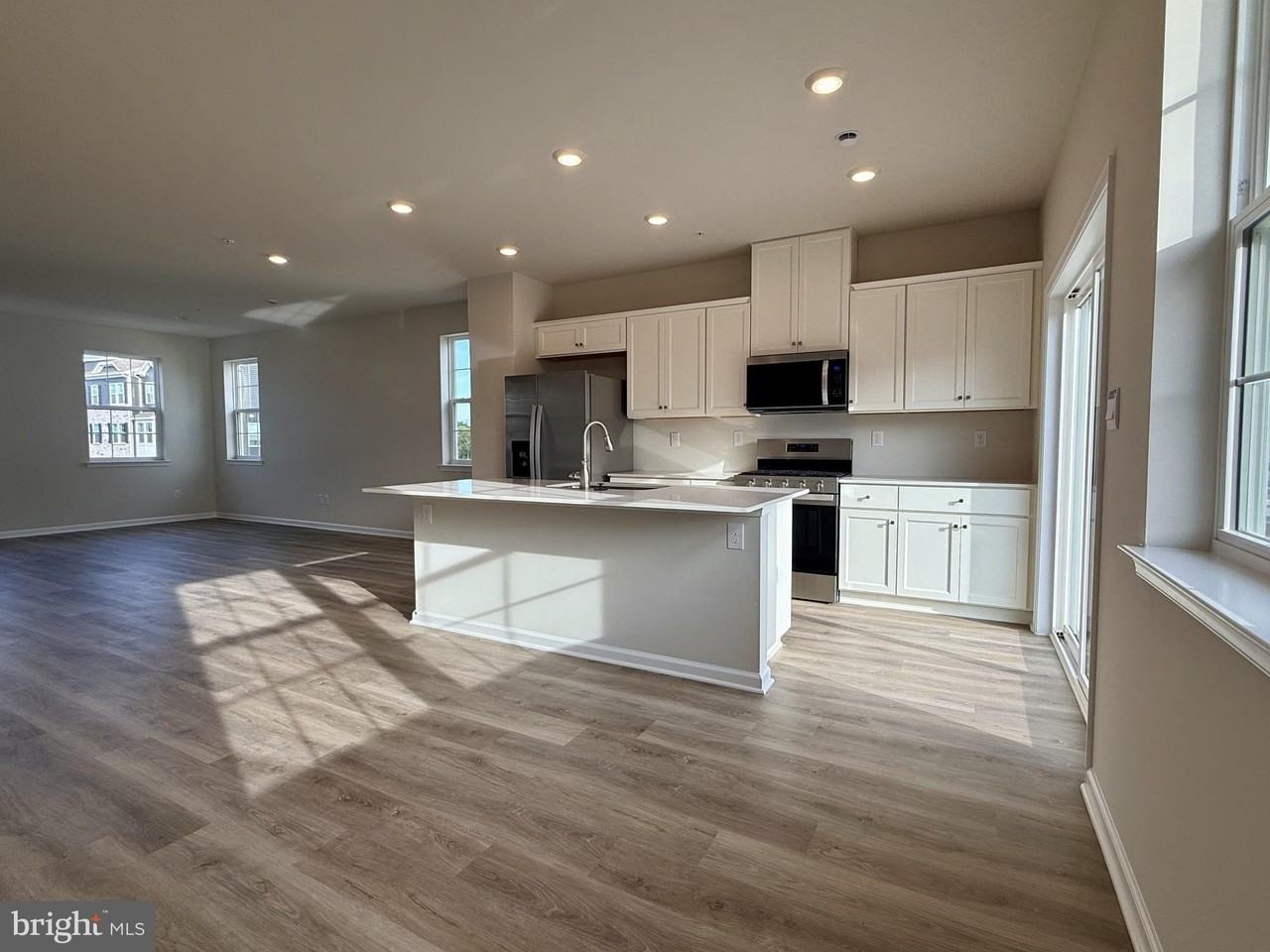 209 Independence Ct - Photo 2 of 26