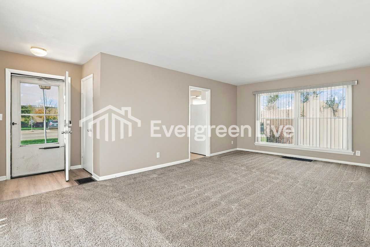 106 Pinewood Dr - Photo 3 of 15