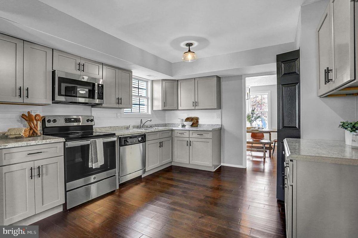 3001 Mahonia Way - Photo 4 of 7