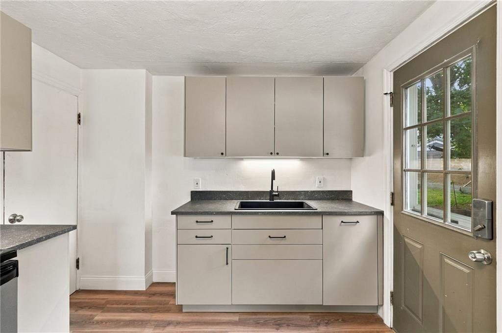 258 Lowden St - Photo 7 of 20